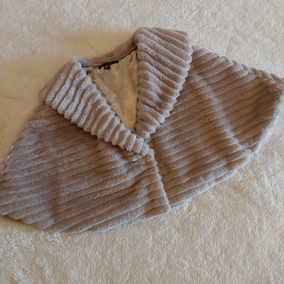 🌺 Like New Park & Main Tan Faux Fur Stole/Wrap/Shawl/Shrug - Picture 6 of 12